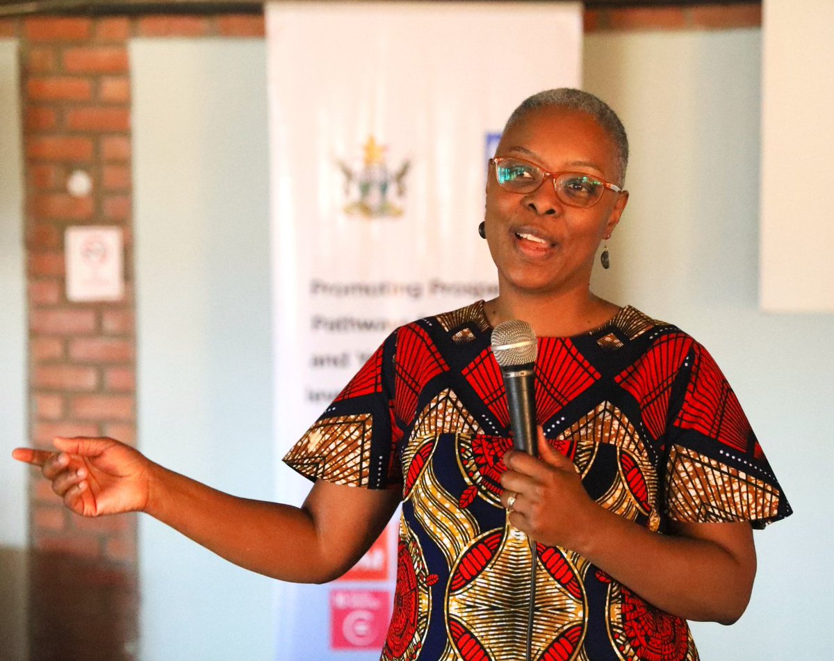 UNDPZimbabwe's tweet photo. The #AFCFTA market constitutes 1.3 billion people, presenting numerous opportunities for women and youth-owned #SMSes such as
✅Product diversification
✅Partnerships
✅Value addition
✅access to new markets
✅job creation and employment opportunities https://t.co/6h9K2o1Wu4
