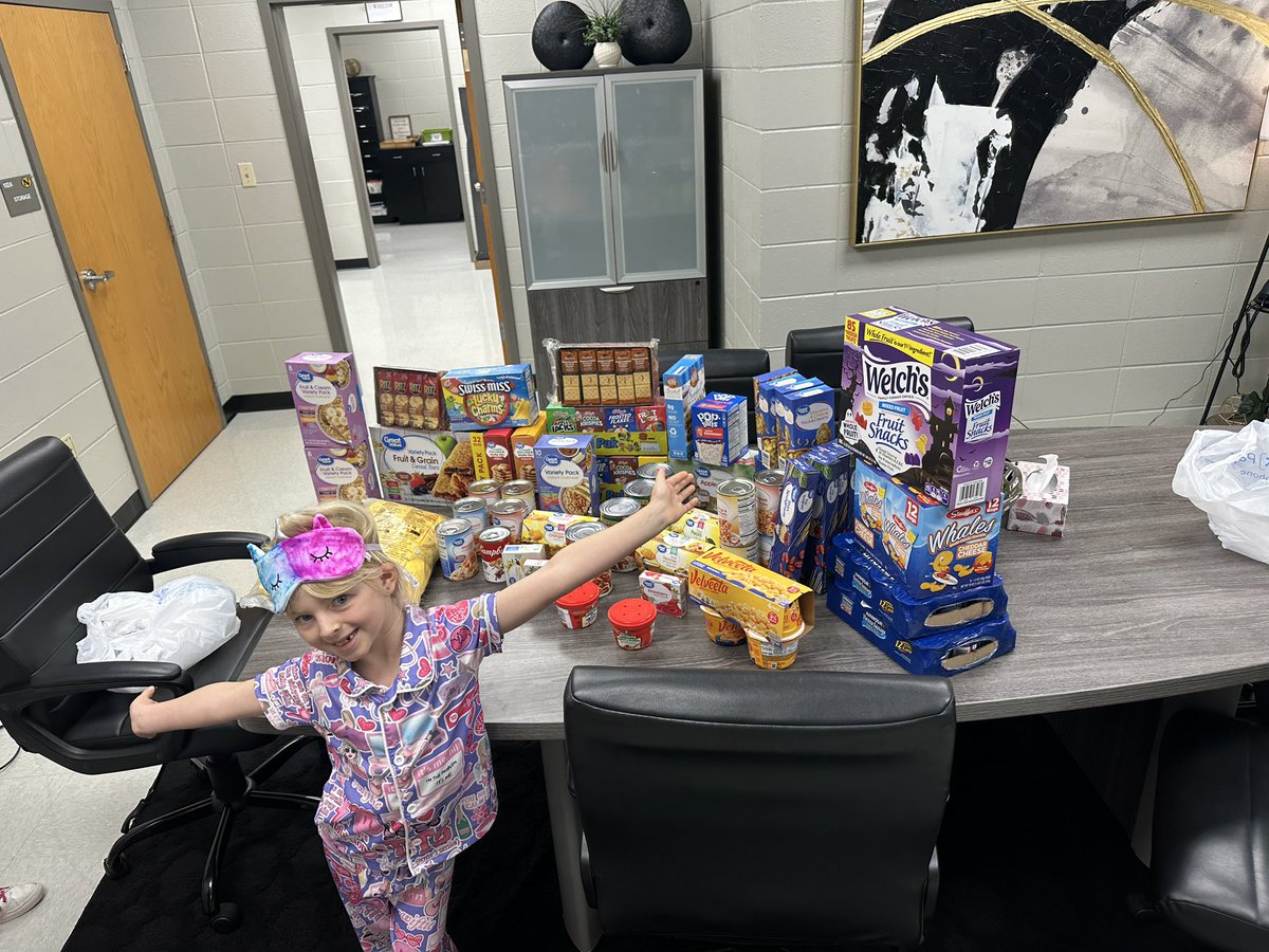 NettletonSTEAMe's tweet image. Stella celebrated her birthday by giving back to our STEAMe family. Thank you for these generous donations to our backpack program!! 🖤💛
#STEAMe #BackpackProgram