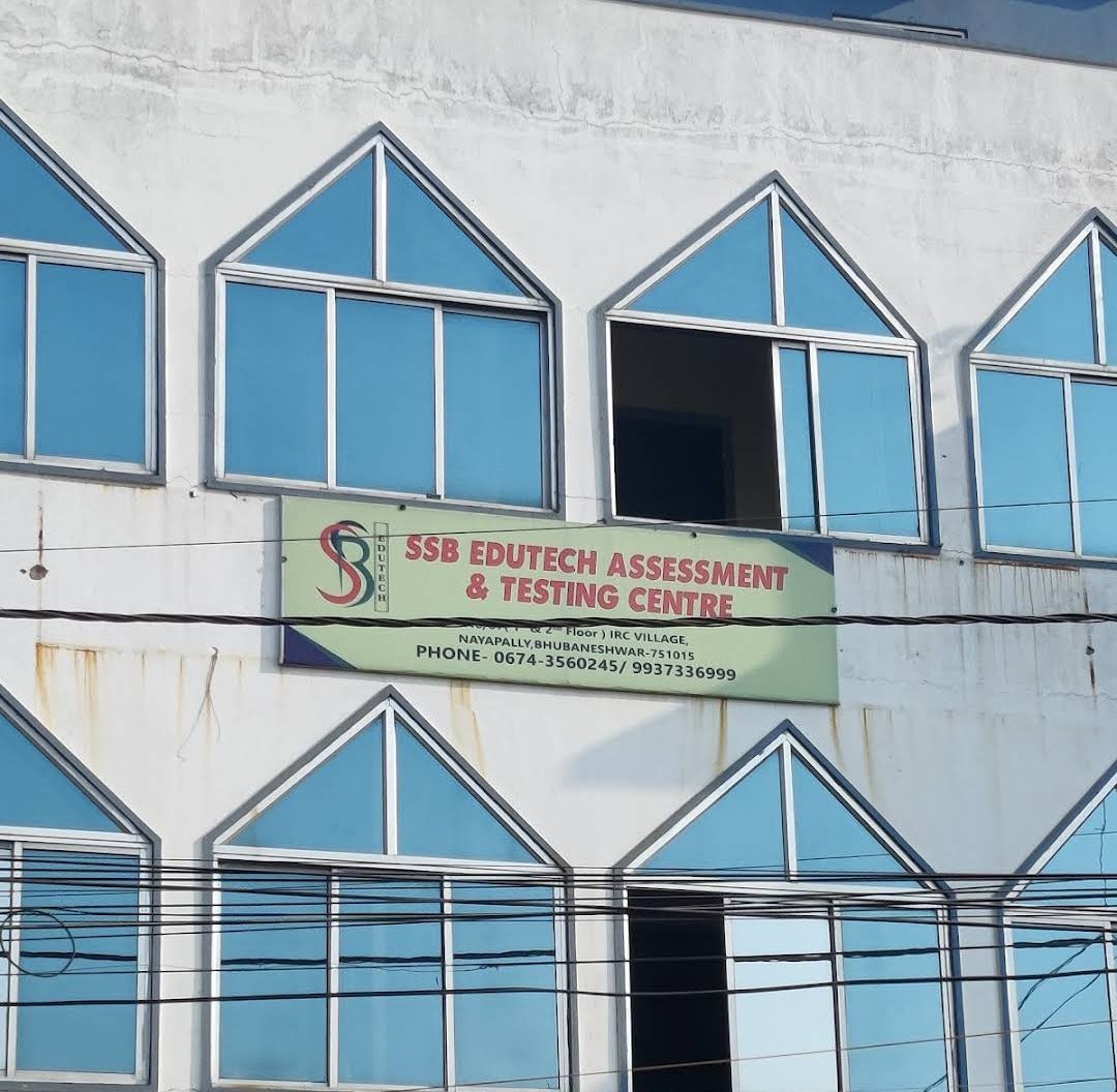 odia_pua9's tweet image. RI ପରୀକ୍ଷାରେ ଅନିୟମିତତା ଅଭିଯୋଗ, ନୟାପଲ୍ଲୀ ସେଣ୍ଟରରେ ପରୀକ୍ଷାର୍ଥୀଙ୍କ ଭିଡ଼... 
ପଚାରିବାରୁ ସାମ୍ବାଦିକଙ୍କୁ ନାଲି ଆଖି... 
ଏ ବ୍ୟକ୍ତି ର ବ୍ୟବହାର ଦେଖି ଲାଗୁଛି ମଦ ନିଶାରେ duty କରୁଛି। ଏଠି ପରିକ୍ଷାର୍ଥୀ ପରୀକ୍ଷା ଦେବେ ନା ଝଗଡ଼ା କରିବେ ।
Center-SSB Edutech Assessment &amp;amp; testing centre 
#osssc