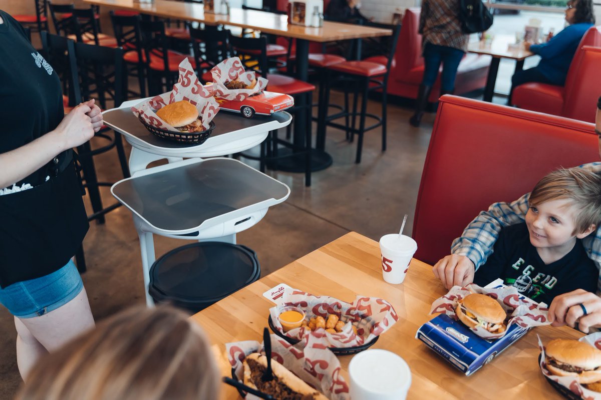 ExobotRobotique's tweet image. Les enfants raffolent des robots, et les lieux où ils se trouvent deviennent instantanément leur endroit préféré… et avec raison ! Pas besoin d’être jeune pour avoir un cœur d’enfant et apprécier la nouvelle technologie, surtout lorsqu’elle aide les humains !