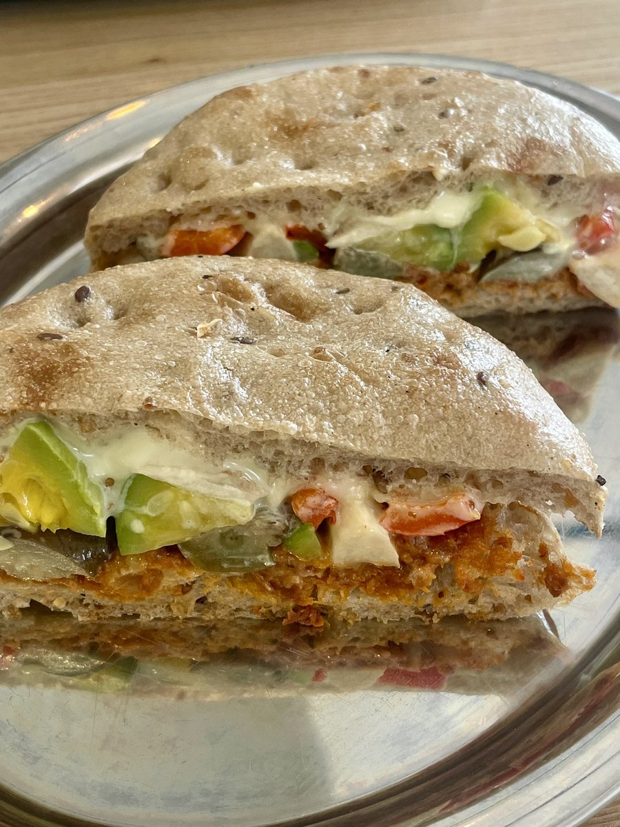 sandwicharchive's tweet photo. 채소가 듬뿍 들어가 신선하고 맛있었던 샌드위치들. https://t.co/EgTTzxW8AE