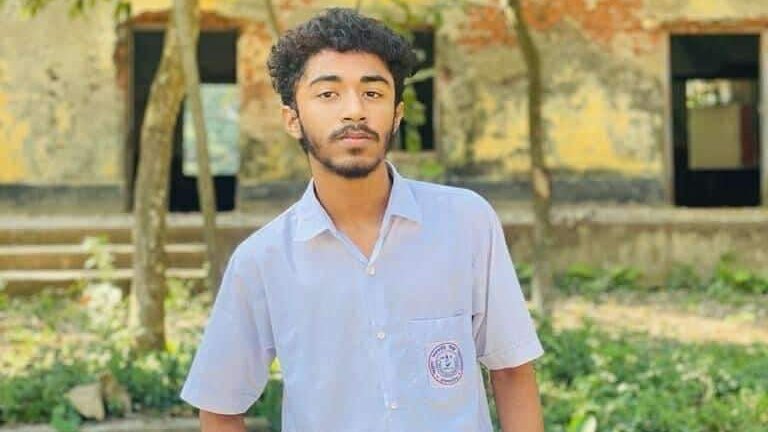 ট্রেন থেকে ছিটকে প্রাণ গেল কলেজ ছাত্রের