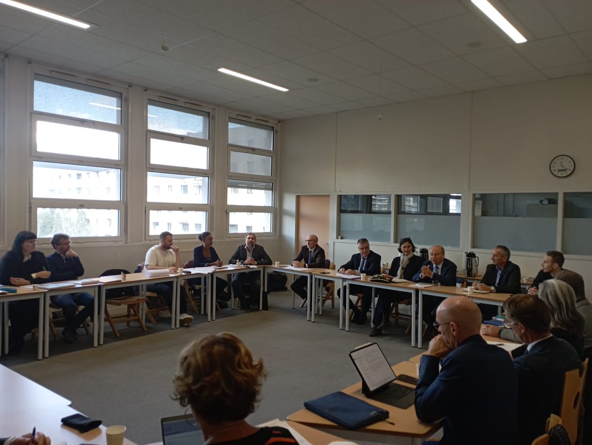 Séminaire de la cité éducative d'Annemasse en présence de l'EN, des partenaires, des élus et de V. LENA qui nous a apporté son expertise. Objectif : clarifier l'orientation stratégique pour encore plus de cohérence. Un séminaire réussi ! <a href="/acgrenoble/">Académie de Grenoble</a> <a href="/DSDEN74/">DSDEN 74</a> <a href="/HeleneInsel/">Hélène Insel</a>