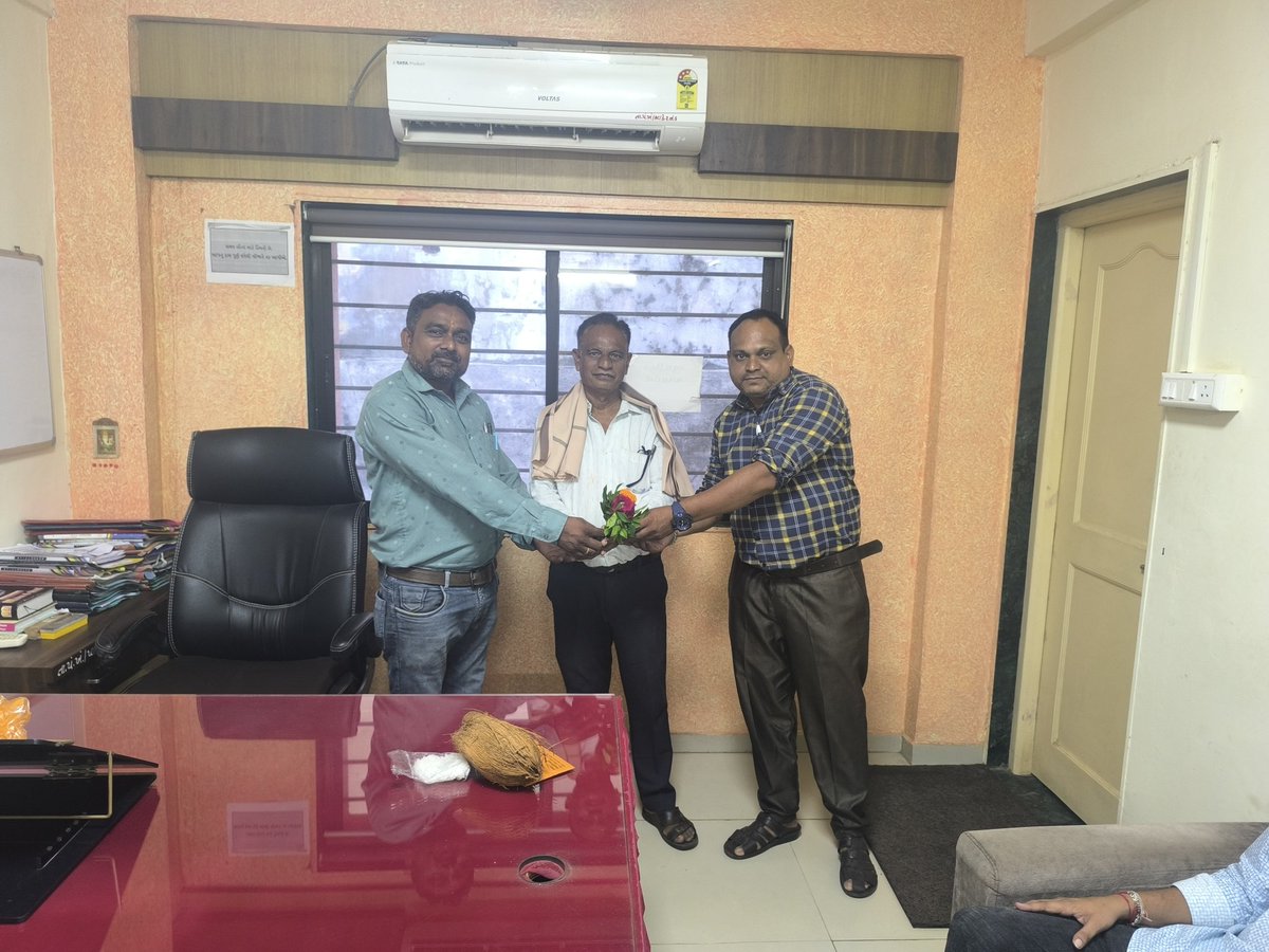 આજ રોજ વયનિવૃત થઈ રહેલ આપણા ત. ક. મંત્રીશ્રી પી. એસ. પરમાર માલાસોની ને ખંભાત તાલુકા વહીવટી તંત્ર અને ત. ક. મંત્રીશ્રી ઓ દ્વારા શ્રીફળ, સાકર, સાલ અને કલગી થી સન્માનિત કરી વયનિવૃતિ ની શુભેચ્છાઓ પાઠવી.
<a href="/KhambhatTCM/">ખંભાત તાલુકા તલાટી કમ મંત્રી મંડળ</a> 
@chaudha07911805 
<a href="/AndTCMOfficial/">આણંદ જિલ્લા તલાટી કમ મંત્રી મંડળ</a>