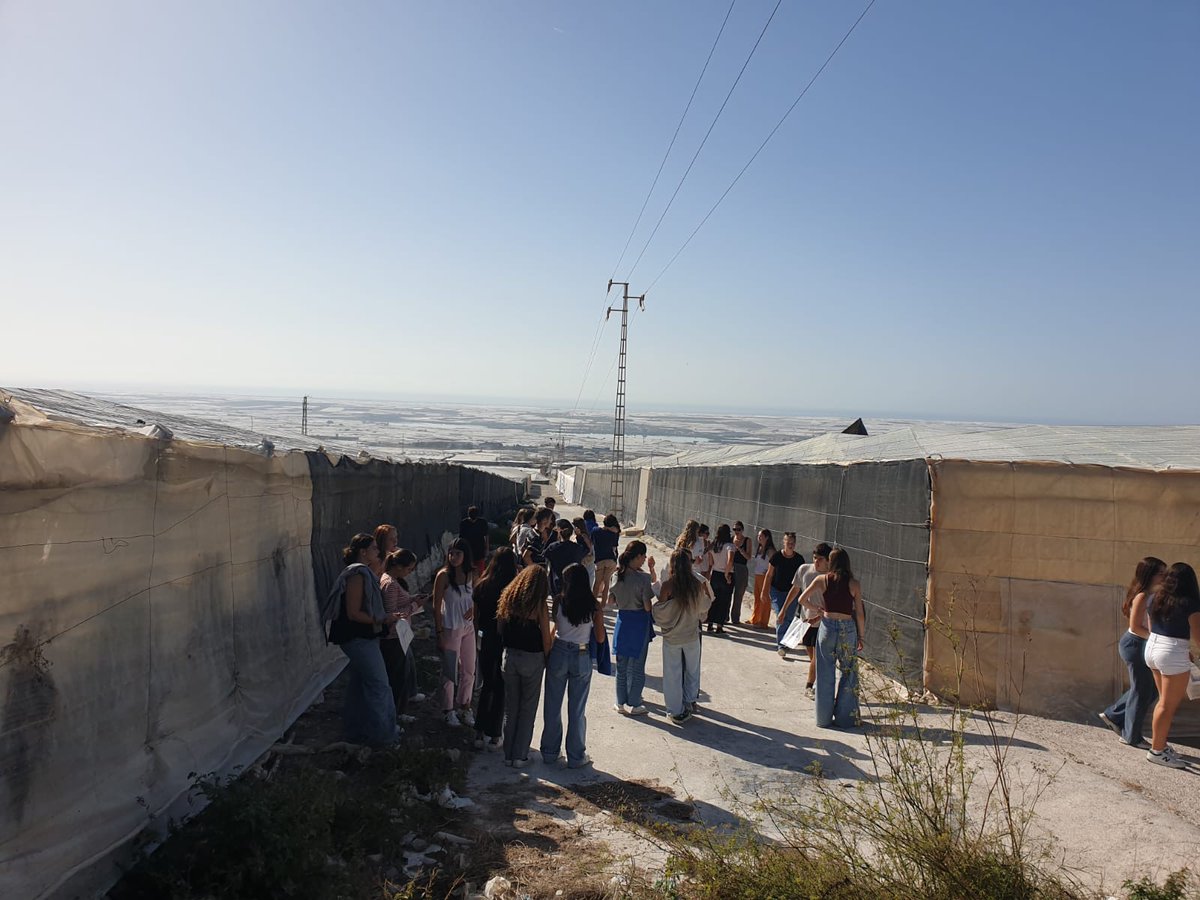 JesuitesEdu's tweet photo. 📍Ahir va començar l'experiència del #FronteraSud que vol apropar els estudiants al fenomen migratori. La primera parada els ha portat a #Almeria, on han conegut la realitat dels treballadors migrants al "mar de plàstic" amb el germà jesuïta Chema Tejedor, qui els ha descobert aquestes instal·lacions de conreu intensiu.🌱