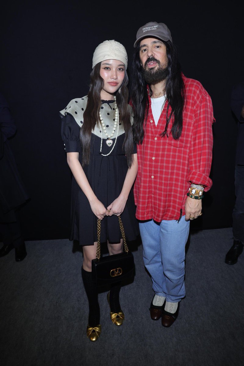 เก็บตก! โมเมนต์ของหนุ่ม #เจฟซาเตอร์ และสาว #ฟรีนสโรชา ถ่ายรูปร่วมกับ Alessandro Michele ภายในแฟชั่นโชว์ Maison Valentino Spring / Summer 2025 ที่จัดขึ้นเมื่อคืนที่ผ่านมา ณ กรุงปารีส ฝรั่งเศส💚

#PavillonDesFoliesxFREEN 
#ValentinoSS25xFreen 
#ValentinoSS25XJeffSatur 
#JeffSatur