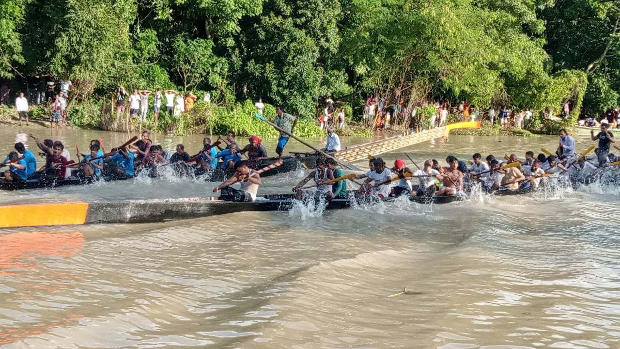 মাদারীপুরে ঐতিহ্য ধরে রাখতে বিশাল নৌকা বাইচ অনুষ্ঠিত