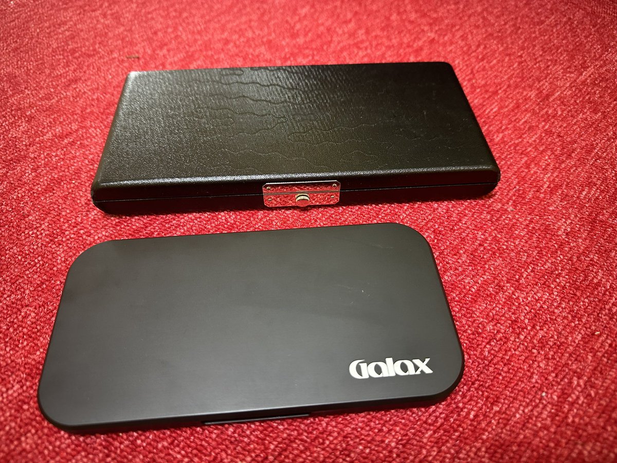 う、美しい。

今日は誰得中の人小物紹介コーナーアルミ製薄型リードケースです。
アルトサックス8枚（ギリ9枚）入ります。普段使ってるリードケースと比較してこのサイズ。気になる方はチェックしてみてね🥰

演奏会まであと13日。
#吹奏楽 #演奏会 #サックス #リードケース
#楽器