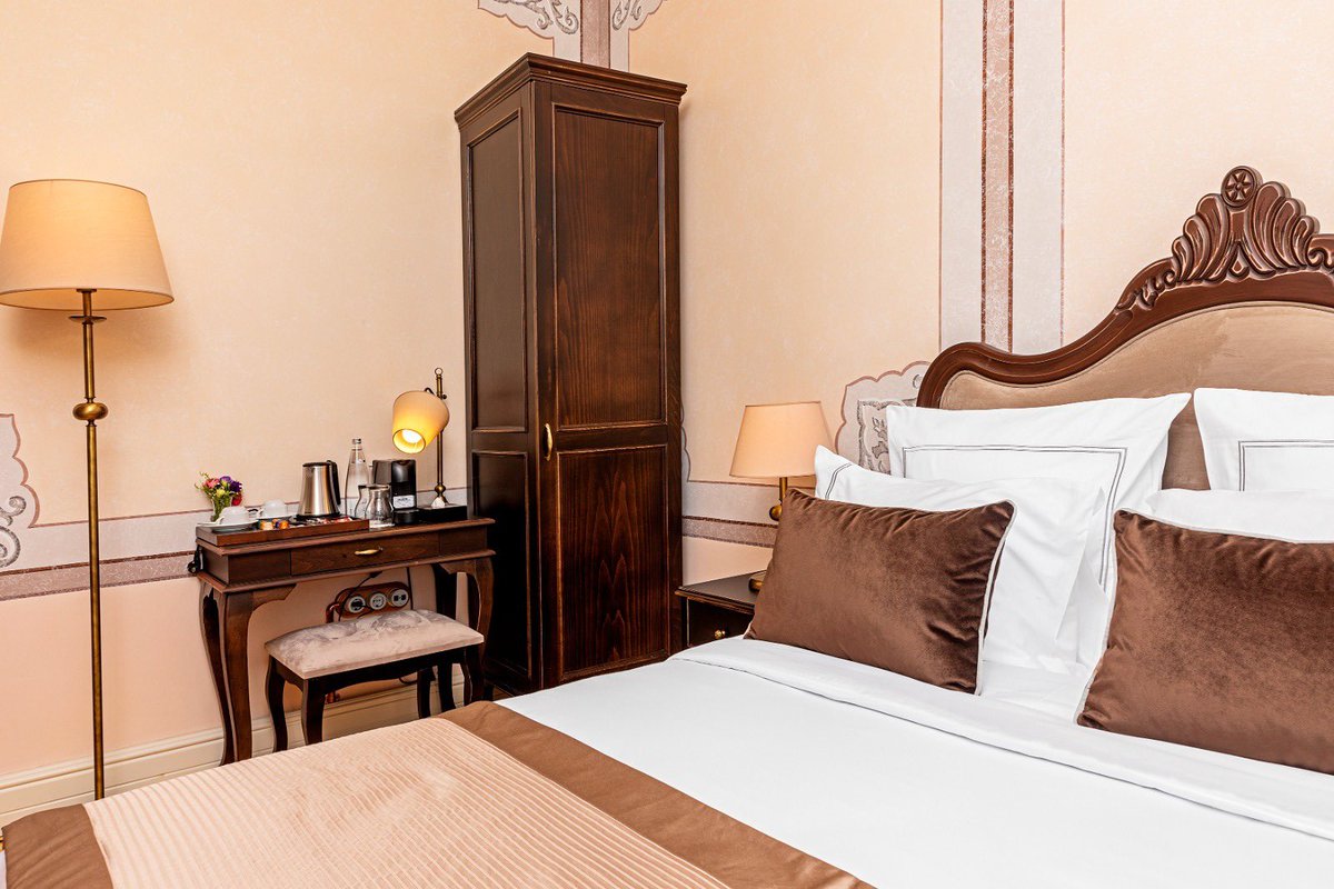 The Barnathan Rooms, meticulously decorated in every detail.

📍 Meroddi Barnathan Hotel

#meroddihotels #meroddibarnathanhotel #galata #beyoglu #hotel #boutique #boutiquehotel #history #hospitality