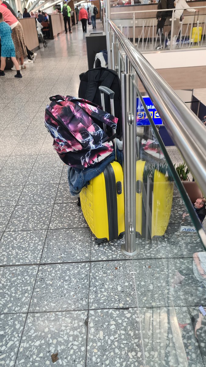 DawnS15's tweet photo. @BristolAirport I thought bags weren't supposed to be left unattended? I've seen 2 police officers and 2 customer operations staff walk past and not even notice. Doesn't give me much confidence in security 🙄 I've been stood here 15 minutes and no-one has returned to them! https://t.co/CJClsHsozc