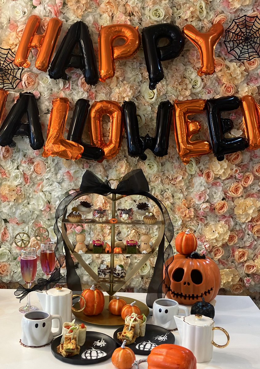 emiemiemi905's tweet photo. 六本木にある『ホワイトステラ』で10/1〜ハロウィンアフタヌーンティーがスタート🎃

スイーツやお食事にはハロウィンをモチーフにした飾りが盛りだくさん♪ カチューシャやコスチューム、小道具まで無料で貸出してくれるから、手ぶらでハロウィン気分が味わえておすすすめだよ✨

#emi_ATめぐり https://t.co/XoBLc0gaa9