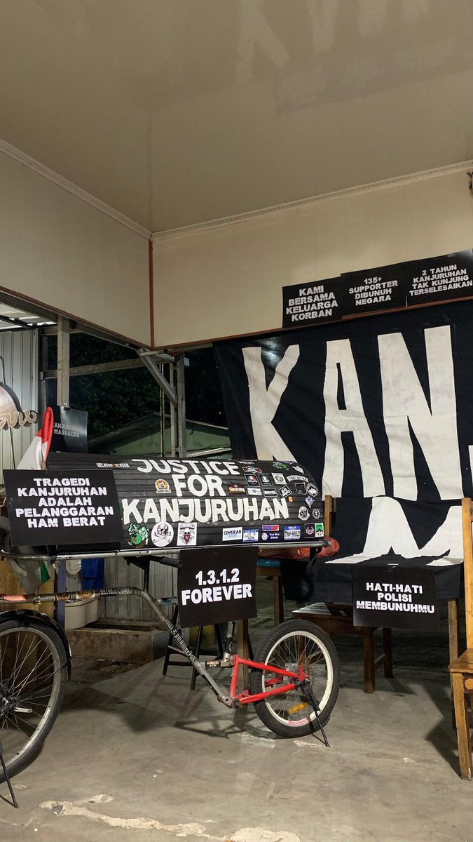 Malam hari ini (30/09) Pak Midun sedang ada di TB Bebasari bersama kawan-kawan di Jakarta dalam agenda diskusi publik soal sepak bola. Silahkan jumpai Pak Midun sebelum beliau bobo cantik. 😁

📸: <a href="/tribunkultur_/">Tribun Kultur FC</a> 
#2TahunTragediKanjuruhan