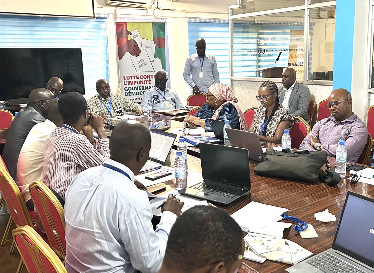 🇬🇳La matinée a en effet commencé sur un constat sans appel. La trentaine de participant⋅es ont évoqué les manifestations interdites et réprimées par les balles, les intimidations que subissent les journalistes et la fermeture des médias les plus suivis ainsi que la suspension de