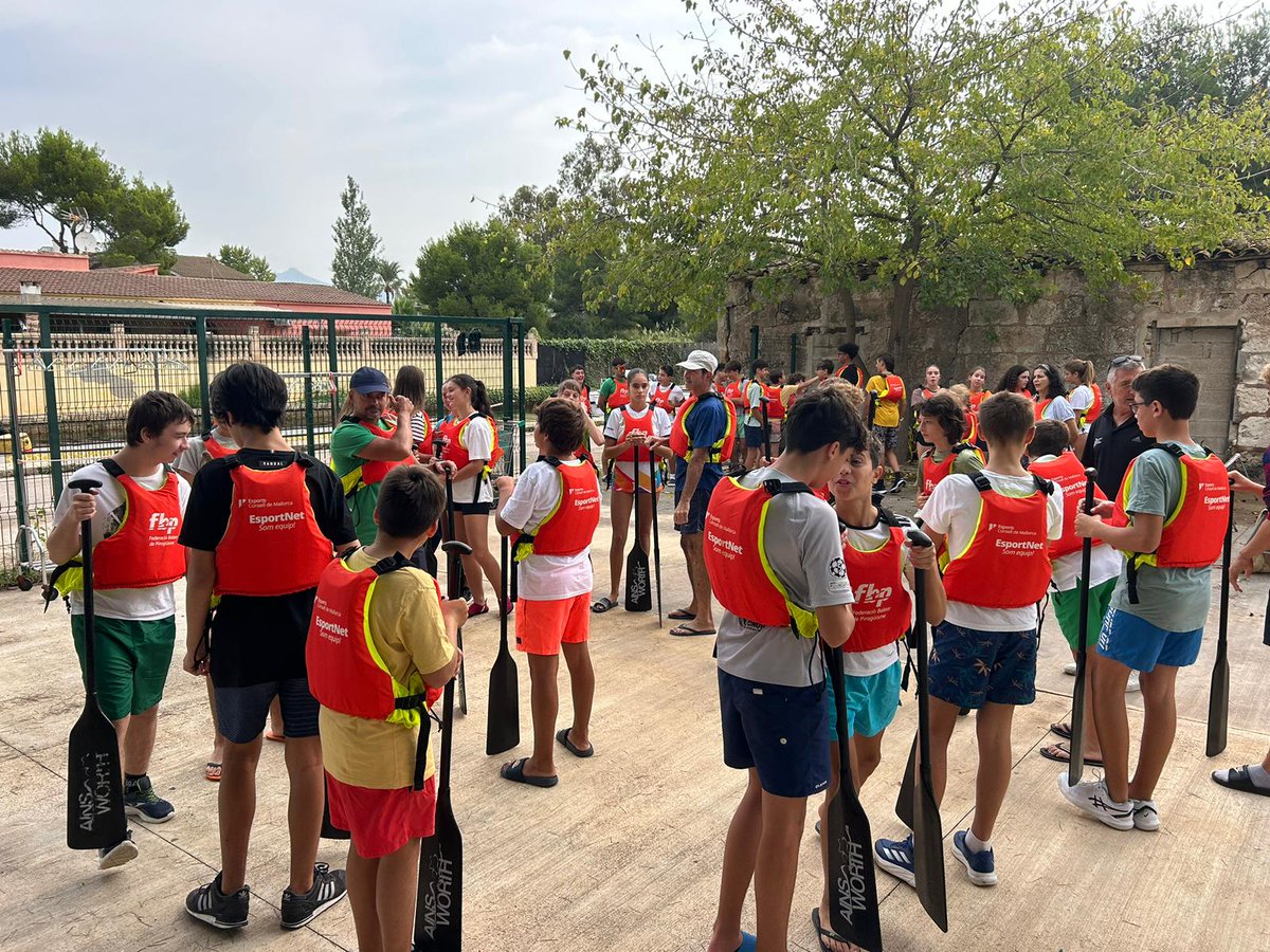 EsportsConsell's tweet photo. 🚣♀️ Els tallers #Sumat del @ConselldeMca arranquen el curs amb forma de drac.🐉
👉 Taller en horari escolar "Dracs a la mar" amb l'IES Josep Font i Trias d'#Esporles.
Un esport mil·lenari que arriba a les aules
Col·labora:
Federació Balear de Piragüisme https://t.co/mUtjuRgLDN