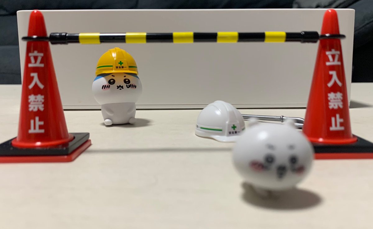 KakakaBte's tweet photo. 月曜日の労働から逃げ出すちいかわ
　　　　　　　&amp;
涙を流しつつ我慢するハチワレ
　　　　　　　&amp;
月曜から有給のわしの図 https://t.co/gh89kji2Z4