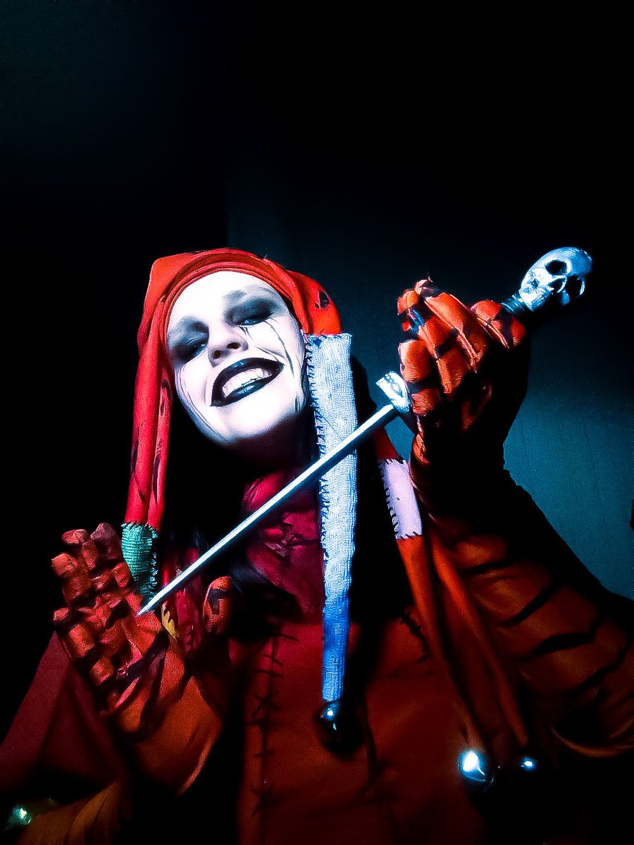 DecrawRoman's tweet photo. Made a version without a mask, still waiting for my leper to make a photoset.
#jester #DarkestDungeon #cosplay https://t.co/5rlYMfeWO3