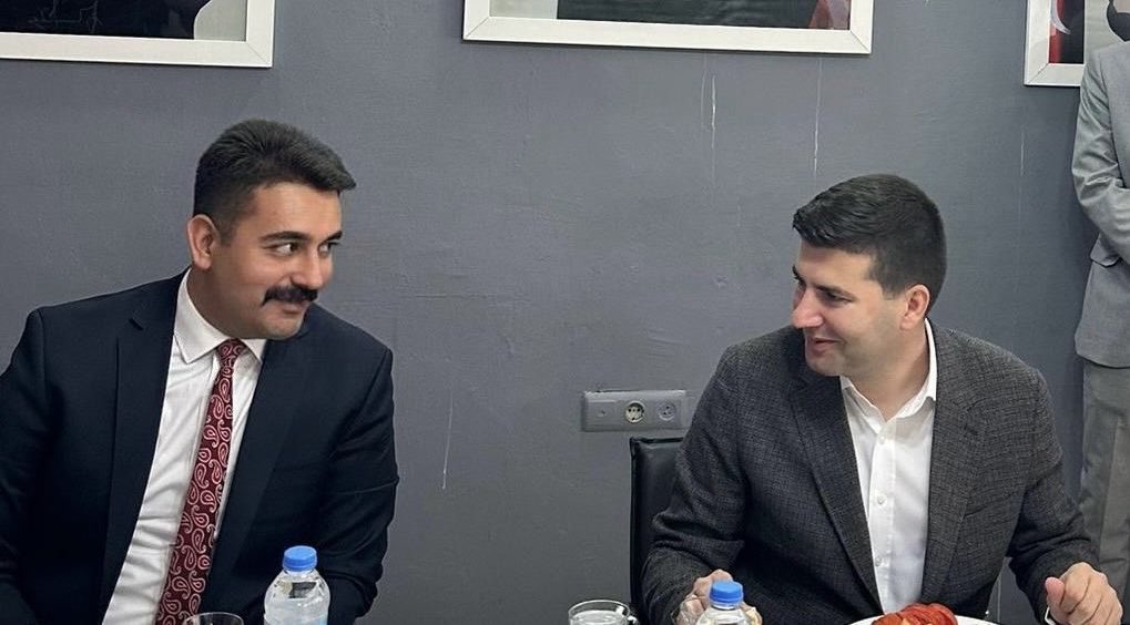 RehaAygen's tweet photo. “Beden ölür, çürür, cana bakın siz.
Kim kiminle yürür, ona bakın siz.
Bırakın dönsün dönme dolaplar.
Haktan hakikatten yana bakın siz.”

Hesaplaşacağız ama helalleşmeyeceğiz.
Bir adım geri atan namerttir. https://t.co/IdWlSH6WgP