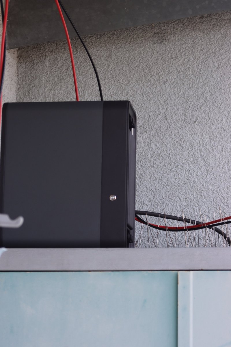 sbamueller's tweet image. Bisher liegen die Solarpannels auf dem Dach und die Wechselrichter dort auch (unter Blech) runter zu den Außensteckdosen geht eine 220V Kabel. Die Speicher wollte ich aber nicht aufs Dach stellen. Der #AlphaESS steht bei mir in der Wohnung, der #Marstek auf dem Balkon, überdacht.