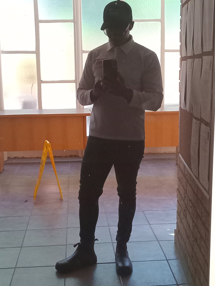 Myirha_Mzondi's tweet photo. Came with boots still 🤡🤡🤡 https://t.co/7VL0Hk5Mk9