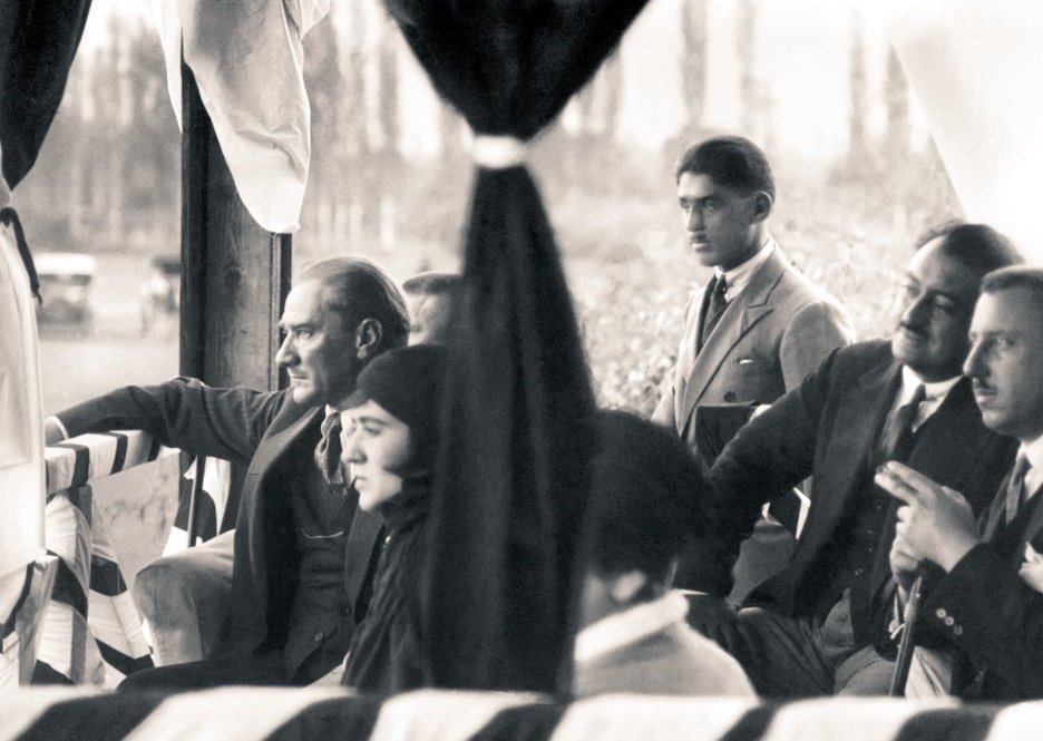 FBTarihiOrg's tweet photo. Atatürk, Fenerbahçe maçını izliyor!

Dönem gazetelerinde (ilki Millet, ikincisi Akşam) iki ayrı fotoğrafın altında aynı açıklama görülüyor... Maçta Fenerbahçe ilk yarıyı 0-1 geride kapatınca, Paşamız "Haydi Fenerbahçe" diyerek sahaya yaklaşmış olabilir mi? :) https://t.co/KGm921k6iO
