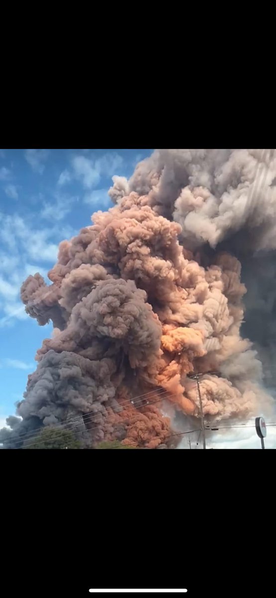 techymathaddict's tweet image. Chemical fire in Conyers, GA prompting a shelter in place for all who were not part of the 17,000 evacuees. This is INSANE. Praying for my colleagues, RCPS students, and their families.