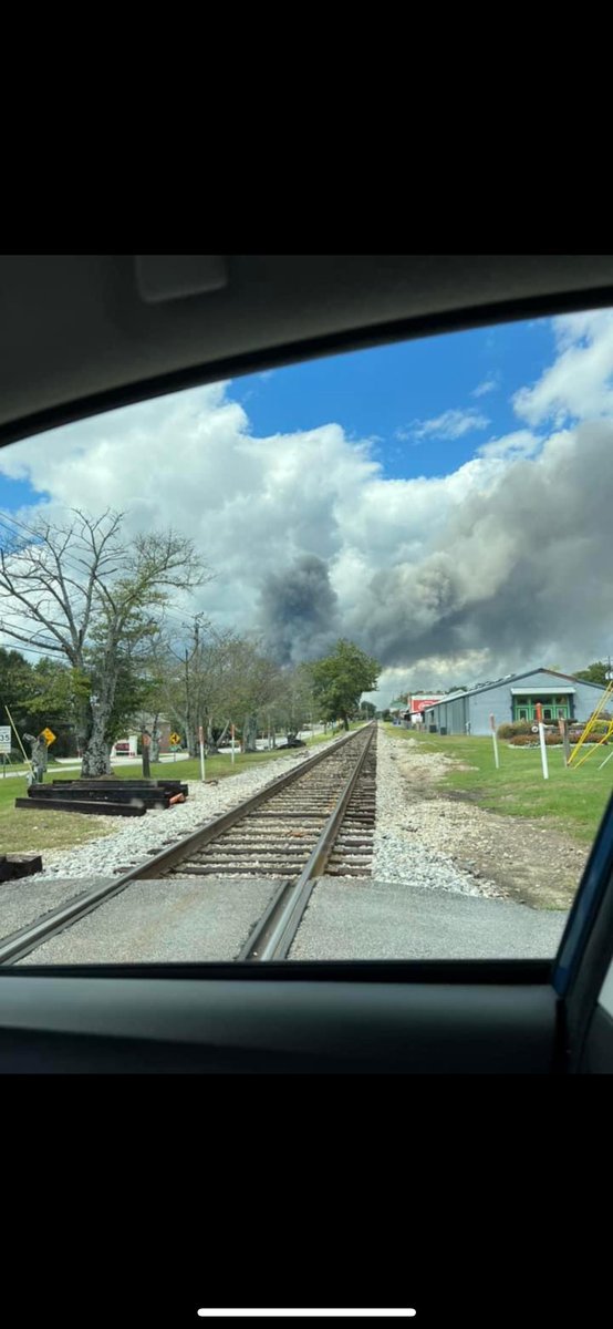 techymathaddict's tweet image. Chemical fire in Conyers, GA prompting a shelter in place for all who were not part of the 17,000 evacuees. This is INSANE. Praying for my colleagues, RCPS students, and their families.