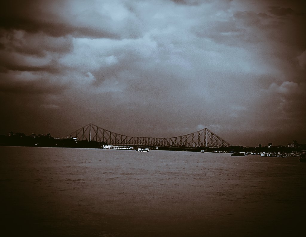 SanjuktaChoudh5's tweet image. Kis ka jala aashiyana bijli ko ye kya khabar ... 

#HowrahBridge #Kolkata #Ganga #River #MonsoonSky