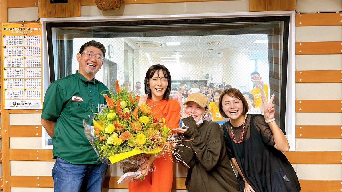 erina0528's tweet photo. 沢山の皆さんに支えられて今日という日を迎えることができました✨
本当に本当に本当にありがとうございました😭✨
最後の最後まで笑いに包まれた放送でとっても楽しかったです😂✨
めっちゃ笑ったー🤣
明日からの新しいゴールデンアワー楽しみにしてます♥️
明日はゆりぼぶ登場だー🫶
#goldenokinawa https://t.co/w5po766Zbq