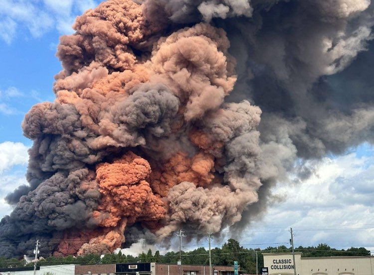 _carmendeandra's tweet image. yaal the building is still burning 😑😑i js wanna go eat they closed errthing 🤣🤣 #Conyersfire #biolabfire #biolab