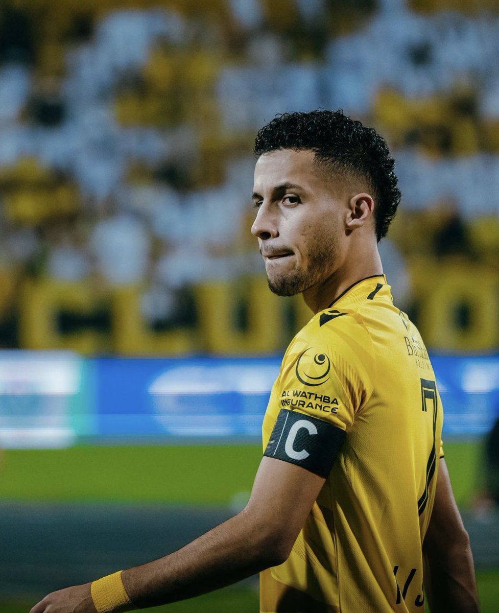 el3azy22's tweet photo. ليلة فيها علي صالح هي أسوء كـوابيـسكم💛♥️💀 https://t.co/TuhTiV033n
