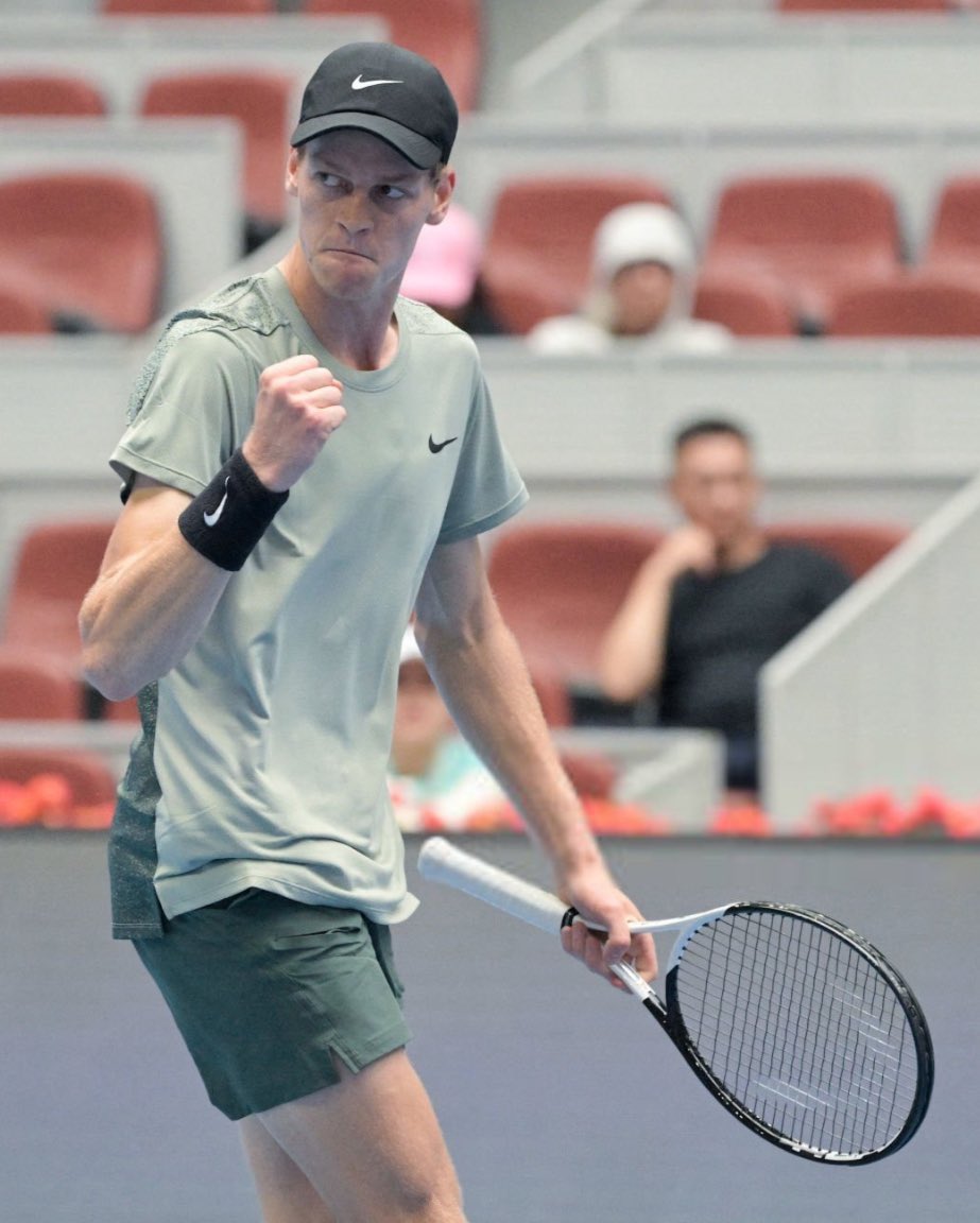 FBiasin's tweet photo. 6-2 7-6 a Lehecka, 16esimo tie-break vinto negli ultimi 17 e semifinale a Pechino. 

Se ancora ce ne fosse bisogno, è arrivata l’ennesima conferma: #Sinner è più forte di chi gli vuole male. https://t.co/Yv4R1PCs1t