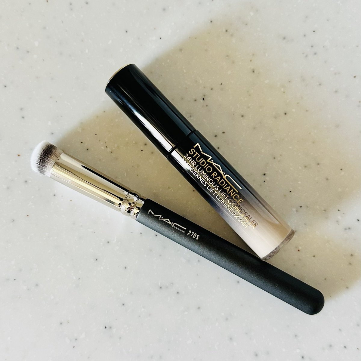 asamico_'s tweet photo. LIPS様よりプレゼントでいただきました🎁
するするっと伸ばしやすく、思った以上のカバー力！指で馴染ませるのも、ブラシを使って馴染ませるのも、ぴったりと密着！どちらもテクニック不要です💕
#PR #maccosmeticsjapan #LIPSプレゼント #提供  #スタジオラディアンス24ルミナスコンシーラー https://t.co/ThUuOzEOwc