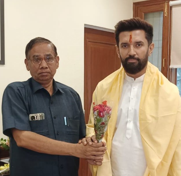 KBBHARTILJP's tweet photo. हमारे माननीय राष्ट्रीय अध्यक्ष सह कैबिनेट मंत्री माननीय चिराग पासवान जी के साथ
@LJPRUP @officeofchirag @iChiragPaswan @Mukeshisrd @IVeenaDevi @Sham4Samastipur https://t.co/cud2qUJ6sK