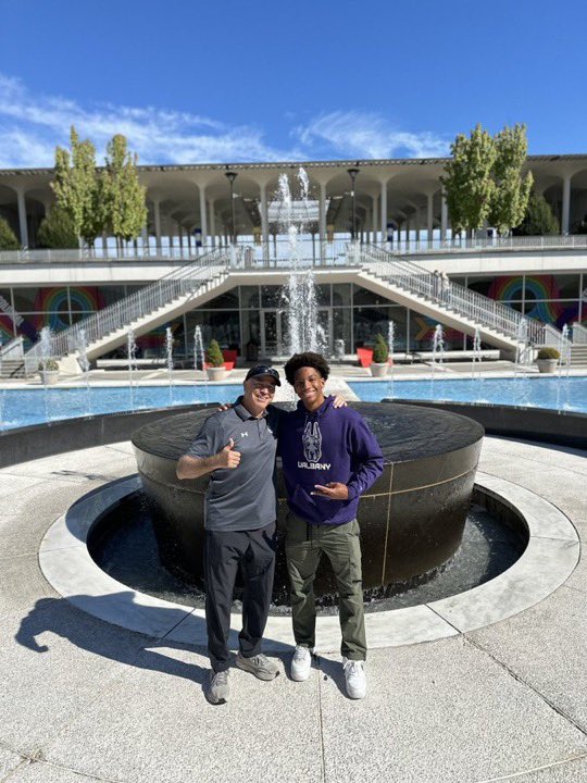 ThrowerJayden's tweet photo. I wish to express my sincere gratitude to @UAlbanyTRACK for hosting me during my official visit The hospitality and warmth extended to me upon my arrival in NY were truly remarkable. Coaches and team I am truly thankful for everything and I am grateful for the experience. @GoMVB https://t.co/bSb0EGqWGf