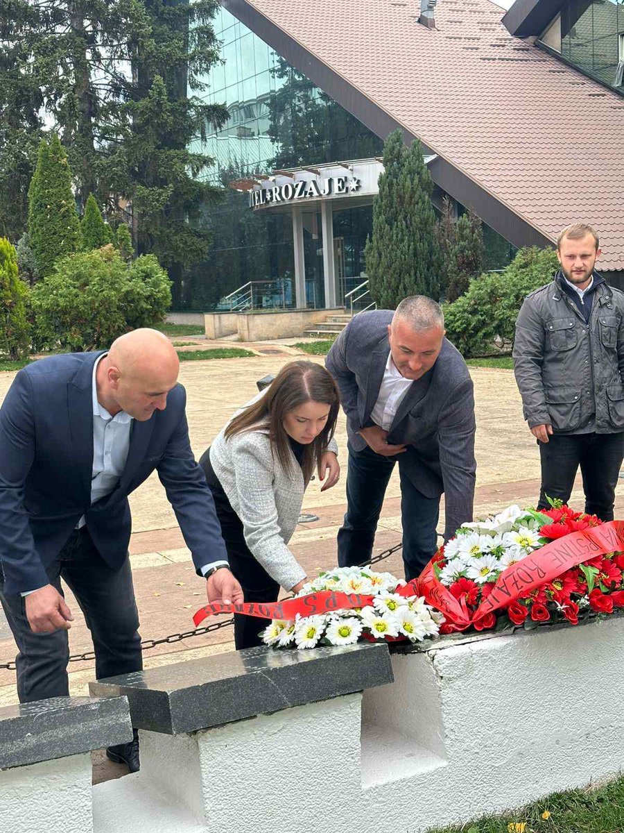 DPSCrneGore's tweet photo. 🙌 Čestitka predsjednice OO #DPSRožaje Senihe Tahirović povodom Dana opštine #Rožaje ✔️

👉 Svim građankama i građanima našeg grada, upućujem iskrene čestitke.

👉 Sa pijetetom i ponosom pominjemo antifašističku borbu naših predaka i istrajno čuvajmo njene tekovine.

👉 Crnogorska luča slobode, zajedništva, jednakosti svih vjera i nacija, sija najjače iz Rožaja.

✉️ Čestitku pročitajte na: https://t.co/qmVcMlYJmP