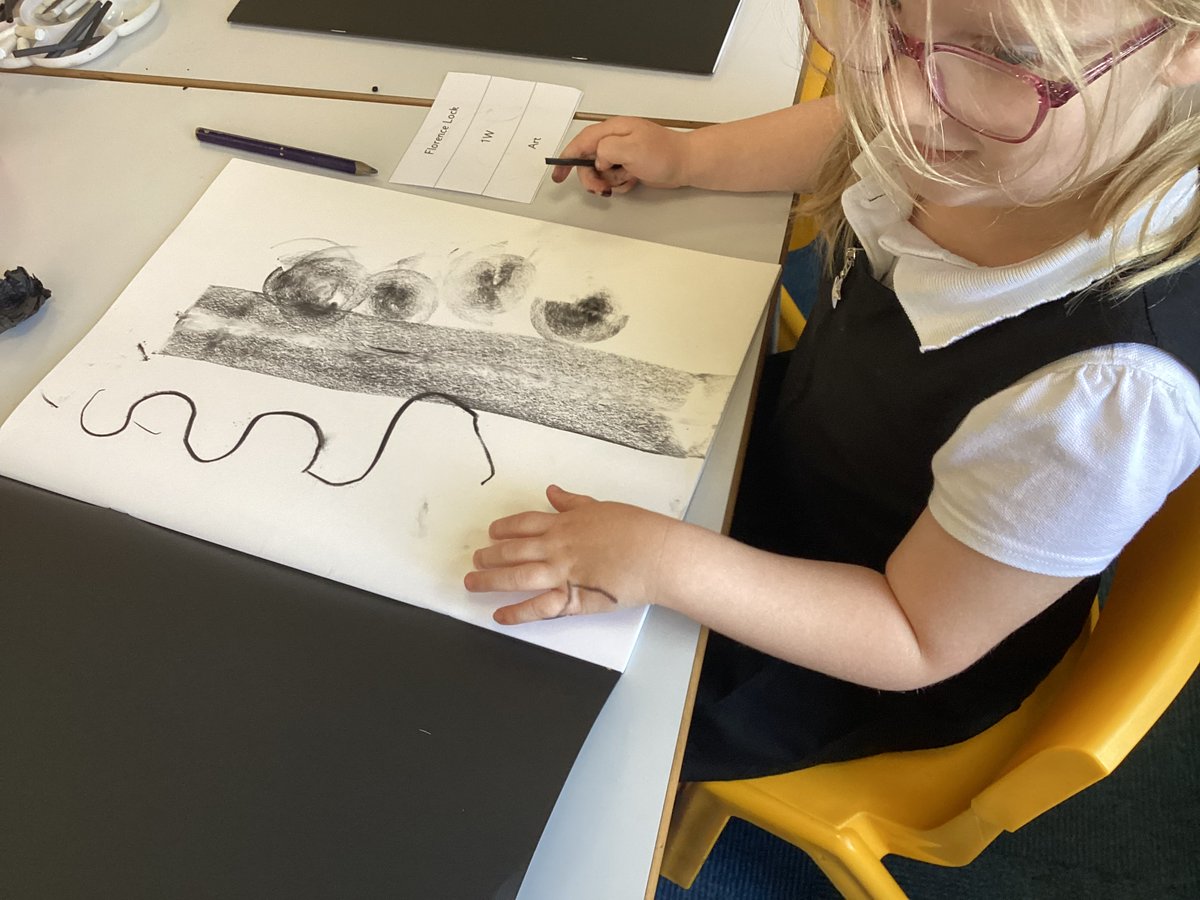 PrimaryDell's tweet photo. Year 1 have started their new art topic. This term they are exploring mark making using chalk and charcoal #learningatdell #dellfamily https://t.co/CP8eHSqp2H