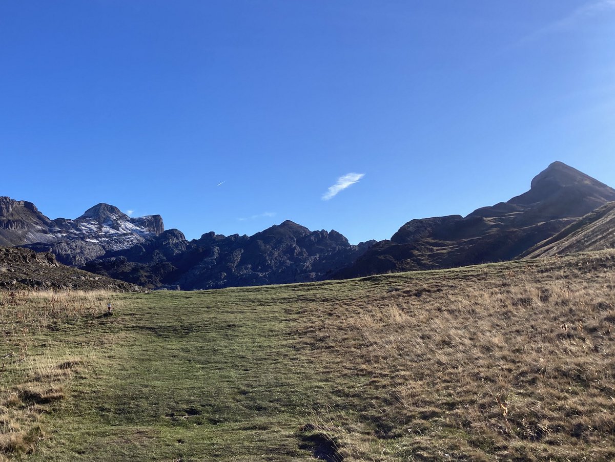 Pablo_L_B's tweet photo. Ayer, domingo 29-sep, se pisaba nieve en el pirineo navarro! 😱 
Fotos de la ruta a la Mesa de los Tres Reyes 😉

Incluyo también una foto de unas huellas que parecen de oso, no? (si alguien lo puede confirmar, no soy un experto)

@Meteonavarra_ 
@Navarrameteo 
@AEMET_Navarra https://t.co/ugVnfg7Ima