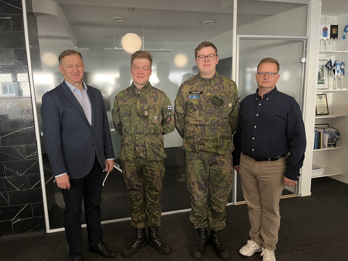 CapaPietilainen's tweet photo. Varusmiestoimikunnan (VMTK) terävin kärki kylässä! Ideariihen tuloksena; @MPKoulutus infoa varusmiehille + koulutuspolut näkyviin kotiutuville ja VMTK saa tukea kerhotoimintaan paikallisesti MPK:lta. Mahdollisuuksia yt:lle löytyy. #vmtk #puolustusvoimat #asevelvollisuus #reservi https://t.co/XxDwmYLo2I