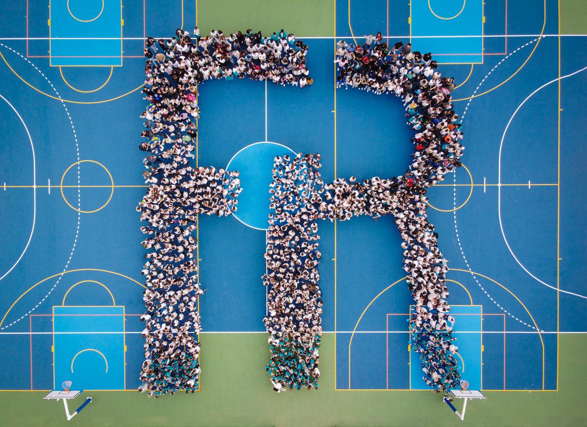 IFuentelarreyna's tweet photo. ¡Qué bonitas lucen nuestras nuevas pistas! Y no se nos ocurre mejor forma de estrenarlas que con un FR gigante, formado por los más de 1000 alumnos que componen esta gran familia. 😍

#FRcumple40 #LaPasionPorAprender #ElEntusiasmoPorEnseñar https://t.co/aE3cXzh2Nd