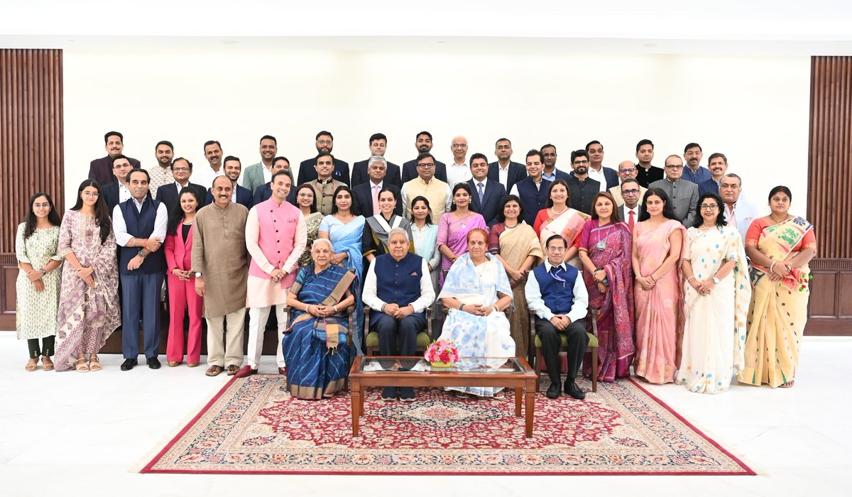 राज्यपाल श्रीमती आनंदीबेन पटेल ने आज मा0 उपराष्ट्रपति श्री जगदीप धनखड़ जी से नई दिल्ली स्थित उनके आवास पर शिष्टाचार भेंट की। इस अवसर पर आयोजित कार्यक्रम में समाज सेवी संस्था युवा अनस्टॉपेबल के संस्थापक श्री अमिताभ शाह के नेतृत्व में आये प्रतिनिधिमंडल का उन्होनें उत्साहवर्धन  किया