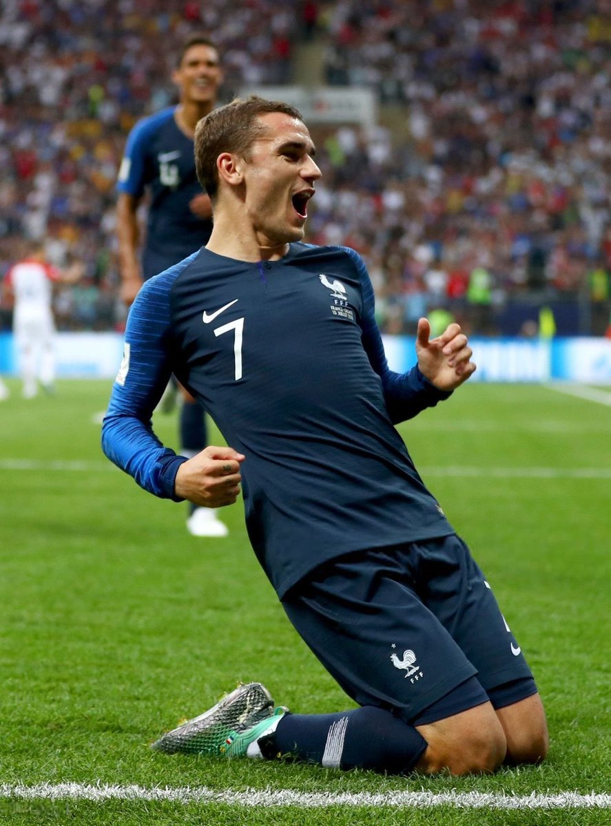 EWEN7BACK's tweet photo. 10 ans…
-Plus de 10 que je regardais mon idole jouer pour mon pays.
-Plus de 10 ans ou à chaque match de l’équipe de France j’étais heureux de te voir.
-Plus de 10 ans ou tu as porté cette équipe le  haut possible.
-Plus de 10 ans de football pure 

Aujourd’hui c’est fini 💔 https://t.co/H2pjo2Zfkq