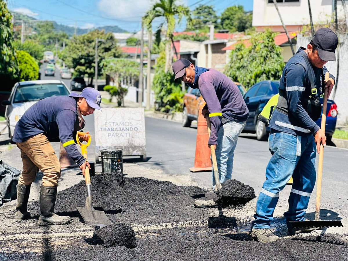 RolandoCastroSv's tweet photo. Debido a denuncias constantes sobre algunas Alcaldías que obligan a trabajadores renunciar del sistema de Ley de Carrera, para pasarlos a contratos.

Tendré un encuentro con trabajadores municipales este próximo Miércoles 02 de Octubre, en el Anfiteatro del Parque Cuscatlán.

Es nuestro deber como funcionario público escuchar a los trabajadores, ya que son importantes en la producción y servicios del país.

Vamos a garantizar tutelar los derechos de la clase trabajadora en estricto apego al marco legal vigente.

Nadie absolutamente nadie puede o debe actuar fuera de la ley.