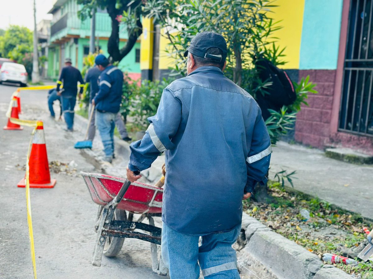 RolandoCastroSv's tweet photo. Debido a denuncias constantes sobre algunas Alcaldías que obligan a trabajadores renunciar del sistema de Ley de Carrera, para pasarlos a contratos.

Tendré un encuentro con trabajadores municipales este próximo Miércoles 02 de Octubre, en el Anfiteatro del Parque Cuscatlán.

Es nuestro deber como funcionario público escuchar a los trabajadores, ya que son importantes en la producción y servicios del país.

Vamos a garantizar tutelar los derechos de la clase trabajadora en estricto apego al marco legal vigente.

Nadie absolutamente nadie puede o debe actuar fuera de la ley.