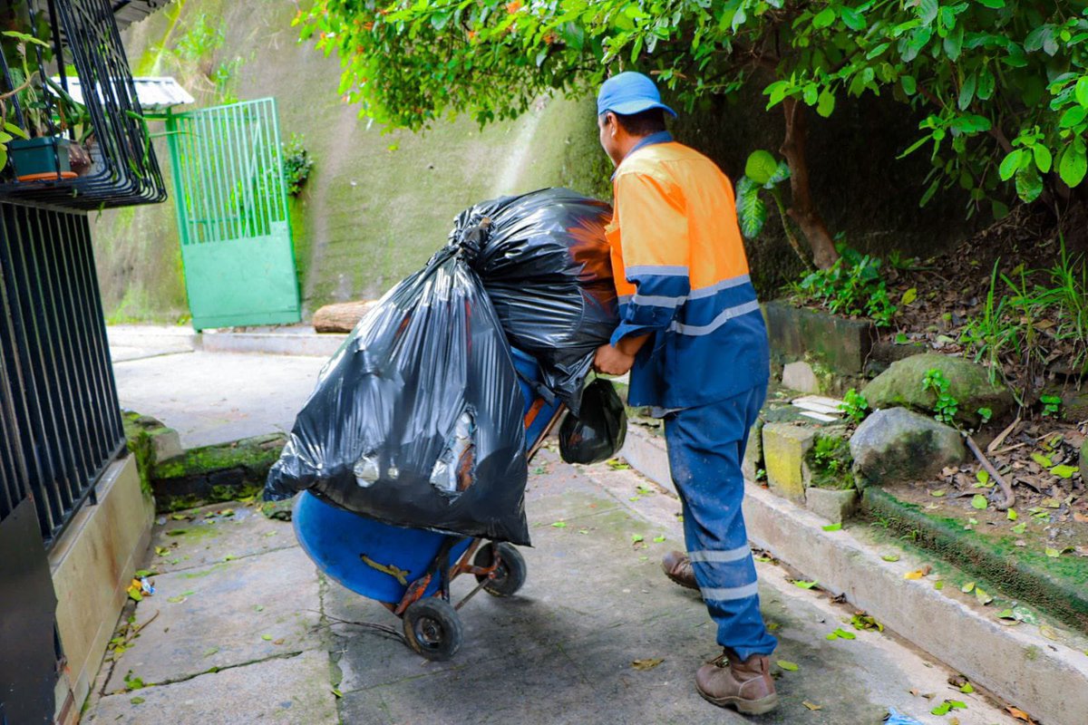 RolandoCastroSv's tweet photo. Debido a denuncias constantes sobre algunas Alcaldías que obligan a trabajadores renunciar del sistema de Ley de Carrera, para pasarlos a contratos.

Tendré un encuentro con trabajadores municipales este próximo Miércoles 02 de Octubre, en el Anfiteatro del Parque Cuscatlán.

Es nuestro deber como funcionario público escuchar a los trabajadores, ya que son importantes en la producción y servicios del país.

Vamos a garantizar tutelar los derechos de la clase trabajadora en estricto apego al marco legal vigente.

Nadie absolutamente nadie puede o debe actuar fuera de la ley.