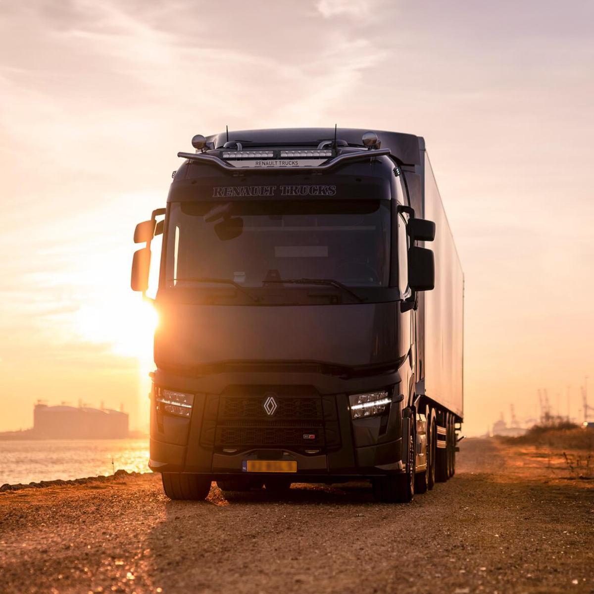 RenaultTrucksEs's tweet photo. 🚛 Descubre el Renault Trucks T 2024 Turbo Compound🚀

Preparado para maximizar tu productividad y minimizar el consumo de combustible en hasta 10%, este camión está diseñado para ofrecerte la mejor experiencia en carretera.

#RenaultTrucks #TurboCompound #Eficiencia #Transporte https://t.co/OeJiLgMXi6