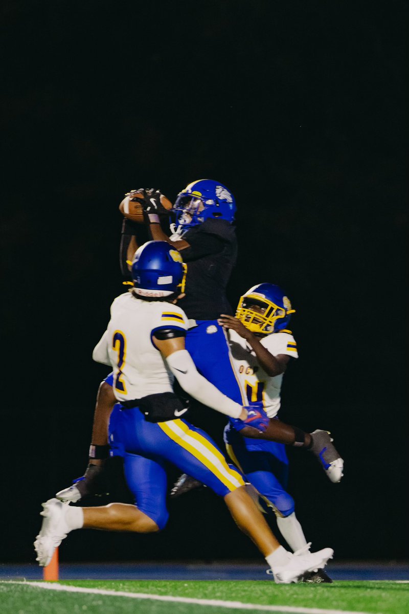 Teach Tape‼️
<a href="/Evanjames2025/">EJ</a> Taking his coaching/training &amp; applying it!! Putting his nose on the nose of the ball &amp; making a jump ball catch in double coverage for 6

Listen all college coaches who I’ve spoken to or haven’t. I STAND ON WHAT I SAID. KID IS ELITE‼️ He’s DIFFERENT