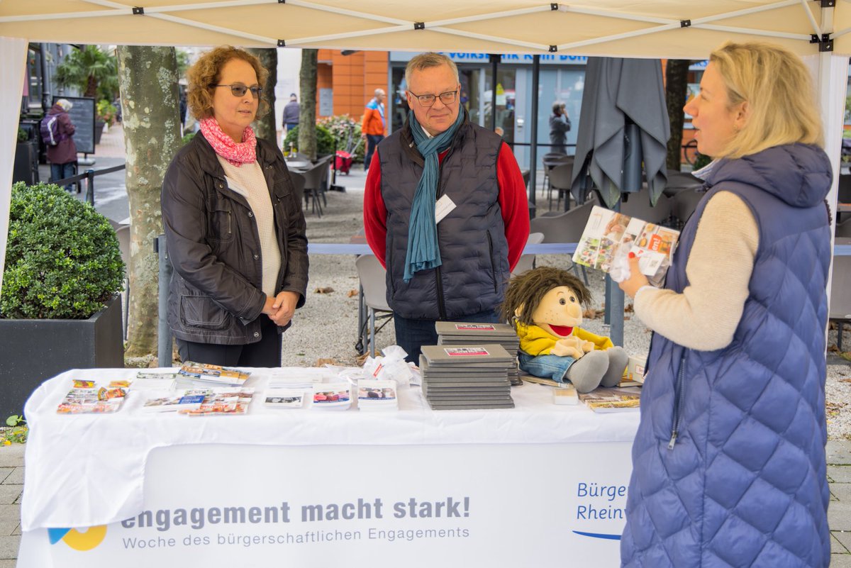 Hanns-Christoph Eiden (@hannseiden) on Twitter photo Anlässlich der Woche des #Ehrenamts haben wir von der #BürgerstiftungRheinviertel auf dem #GodesbergerWochenmarkt über unsere Arbeit berichtet, die ohne ehrenamtliches Engagement nicht möglich wäre. Danke fürs #Mitmachen und #Willkommen den Einsteigern. <a href="/BundesstadtBonn/">Bundesstadt Bonn</a> Anlässlich der Woche des #Ehrenamts haben wir von der #BürgerstiftungRheinviertel auf dem #GodesbergerWochenmarkt über unsere Arbeit berichtet, die ohne ehrenamtliches Engagement nicht möglich wäre. Danke fürs #Mitmachen und #Willkommen den Einsteigern. <a href="/BundesstadtBonn/">Bundesstadt Bonn</a>