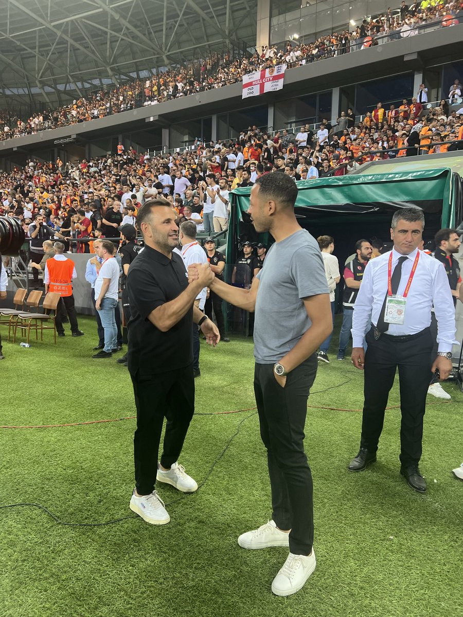 kazimkolbasi's tweet photo. muhteşem bir insan, birkaç sezon içinde premier lig’de çalışması kesin. fotoğraf da kocaeli stadyumundan. https://t.co/EDzcQdXkBB