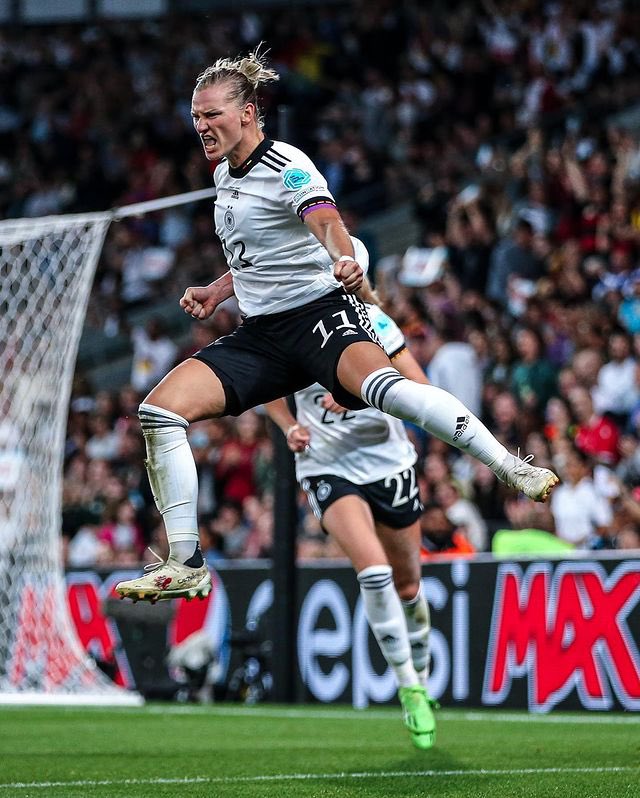alexpopp_fp's tweet photo. Danke für alles🖤❤️💛
•Legende
•Leaderin
•Kapitänin
•Kopfballungeheuer
🫡 #AlexandraPopp https://t.co/7xsfbjQ5Sf