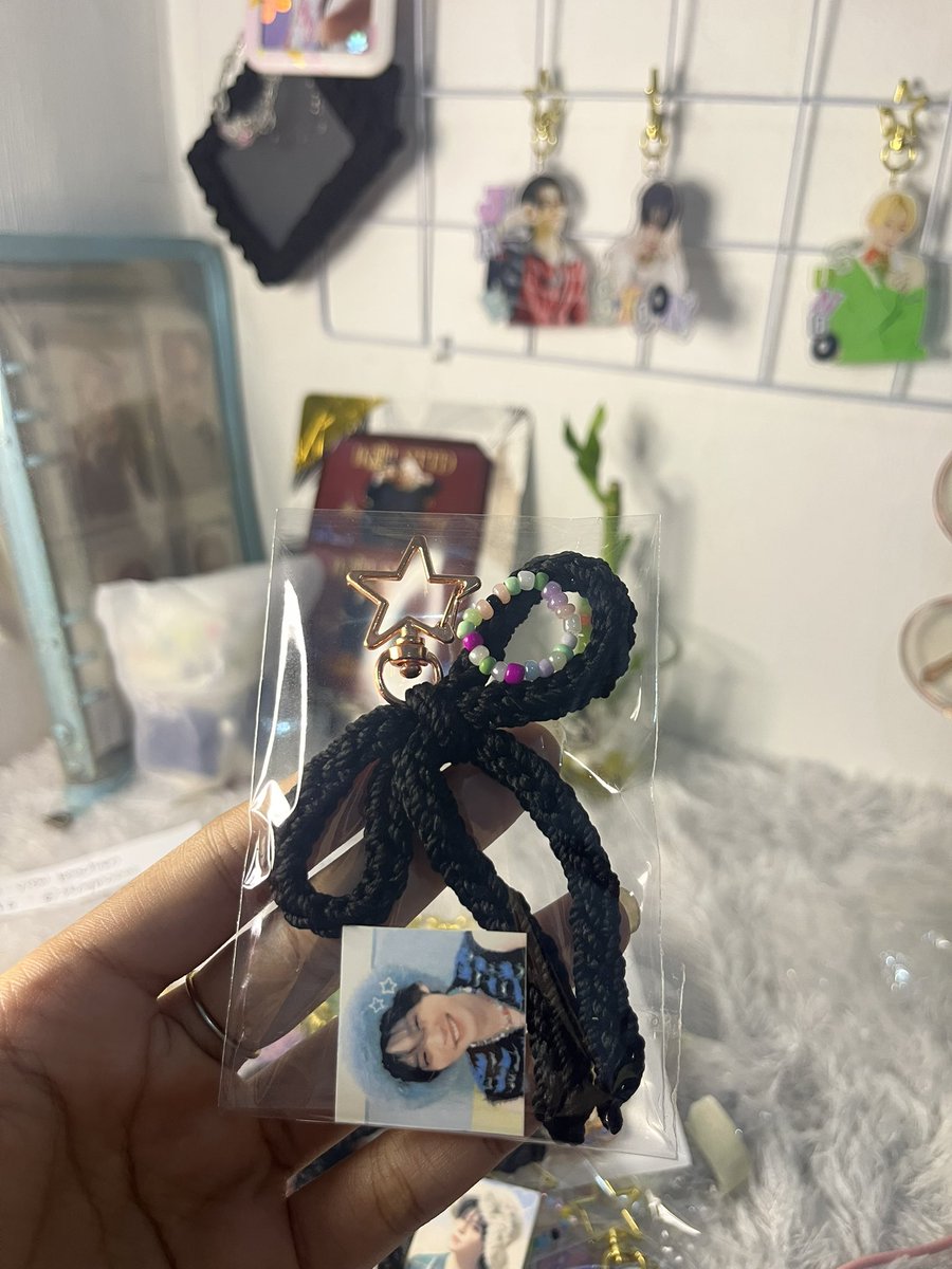 lyleelaa's tweet photo. klo aku bikin freebies kya gini ada yg mau ga ya? Ini isinya cincin 1ea, keychain pita 1ea, sma stiker all member🤗 takut gaada yg mau😔 https://t.co/ypYugPKiLX